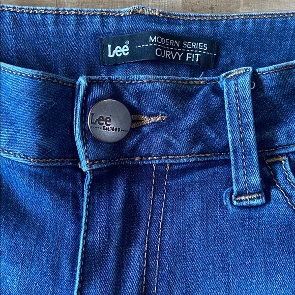 Lee Women's Classic Blue Jean Shorts - Picture 2 of 6